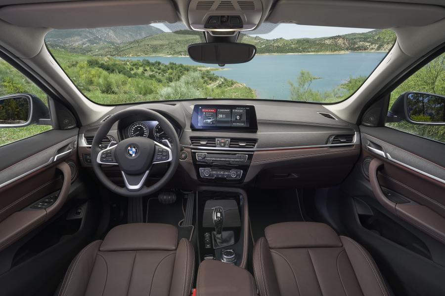 Торпедо BMW X1 xDrive25i xLine (F48) 2019 года  (WW) (фото 14 из 40)